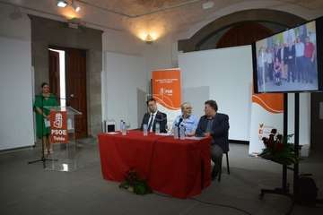 El PSOE rinde homenaje al exconcejal José Alcaraz/TA.